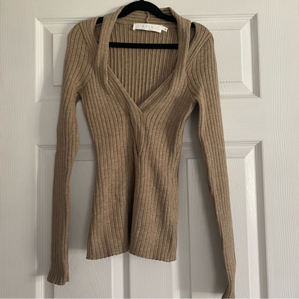 ASTR BEIGE V NECK SWEATER